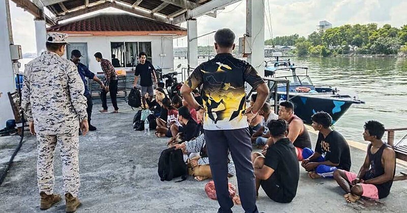 Malaysia tìm kiếm 14 người mất tích sau vụ lật thuyền chở người di cư