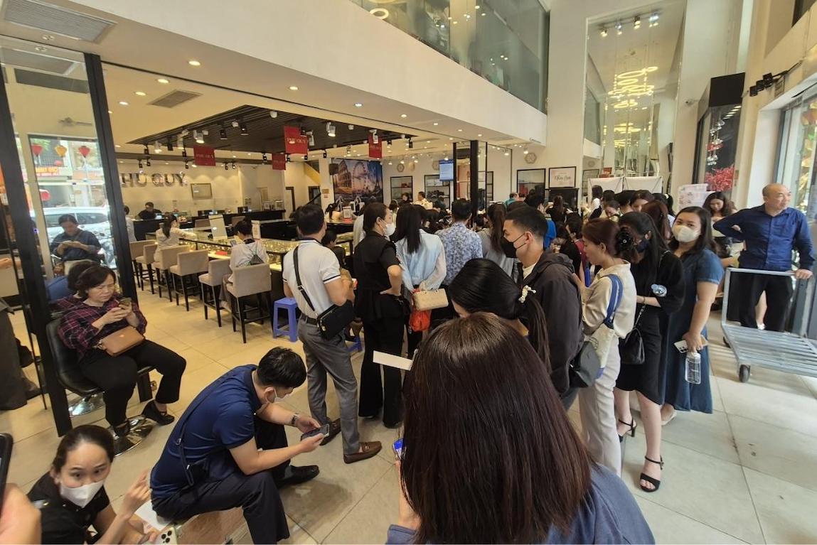 Người dân mang bạc đến bán tại cửa hàng trên đường Cầu Giấy (Hà Nội). Ảnh: Khương Duy