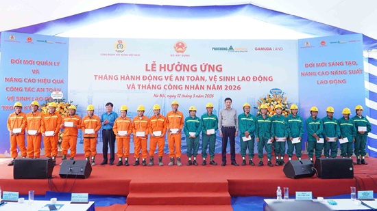 Phó Chủ tịch Tổng Liên đoàn Lao động Việt Nam - Nguyễn Xuân Hùng và Thứ trưởng Bộ Xây dựng - Bùi Xuân Dũng tặng quà cho công nhân có hoàn cảnh khó khăn. Ảnh: Minh Hạnh