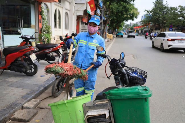 Mỗi xe được trang bị 2 thùng chứa, cùng chổi và dụng cụ hót rác. Ảnh: Bạch Dương