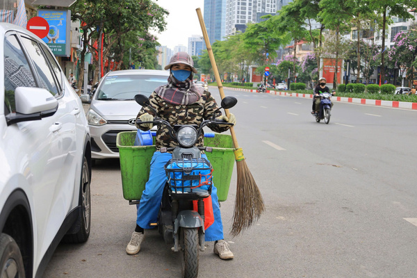 Ứng dụng xe điện hai bánh góp phần giảm sức lao động cho công nhân, hạn chế tiếng ồn và khí thải cho môi trường. Ảnh: Bạch Dương
