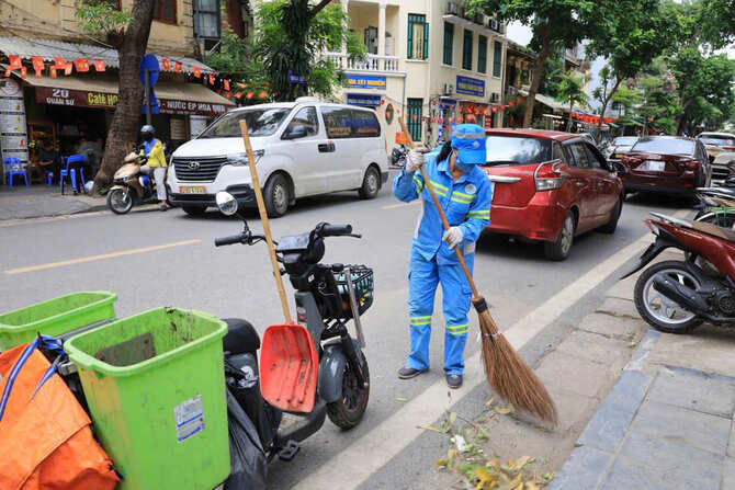 Los vehículos eléctricos de dos ruedas se utilizan en la recolección de basura y aportan una alta eficiencia. Foto: Bach Duong