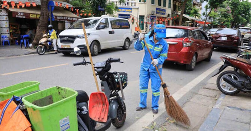 Hà Nội hiện đại hóa thu gom rác bằng xe điện hai bánh