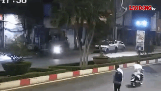 The strong impact from behind pushed the 7-seater car forward dozens of meters.