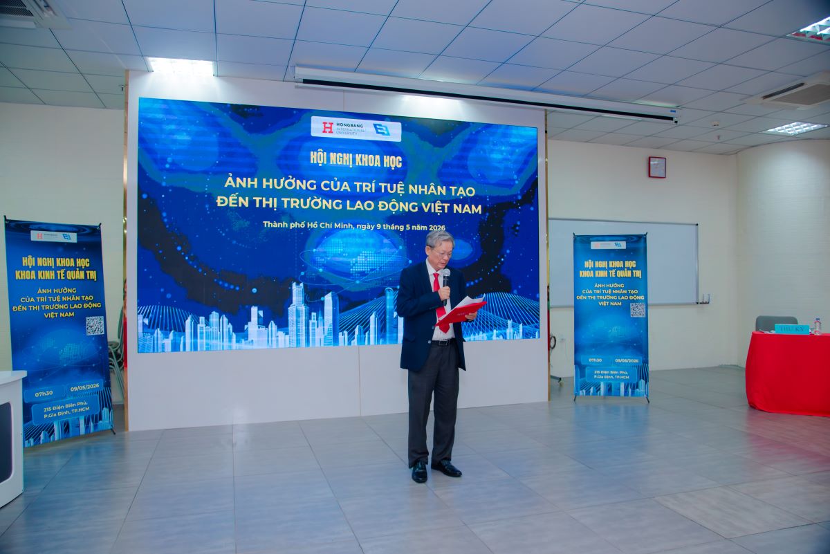 PGS.TS Phước Minh Hiệp cho rằng tác động của AI không phải là điều cố định, mà phụ thuộc vào cách con người và tổ chức ứng phó. Ảnh: Lan Phương