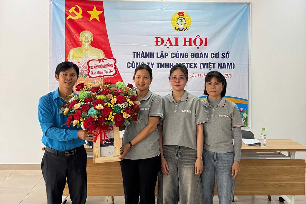El Sr. Nguyen Trong Danh - Subdirector del Comité Sindical del Parque Industrial Provincial de Tay Ninh entrega flores para felicitar al congreso. Foto: Phuong Dung