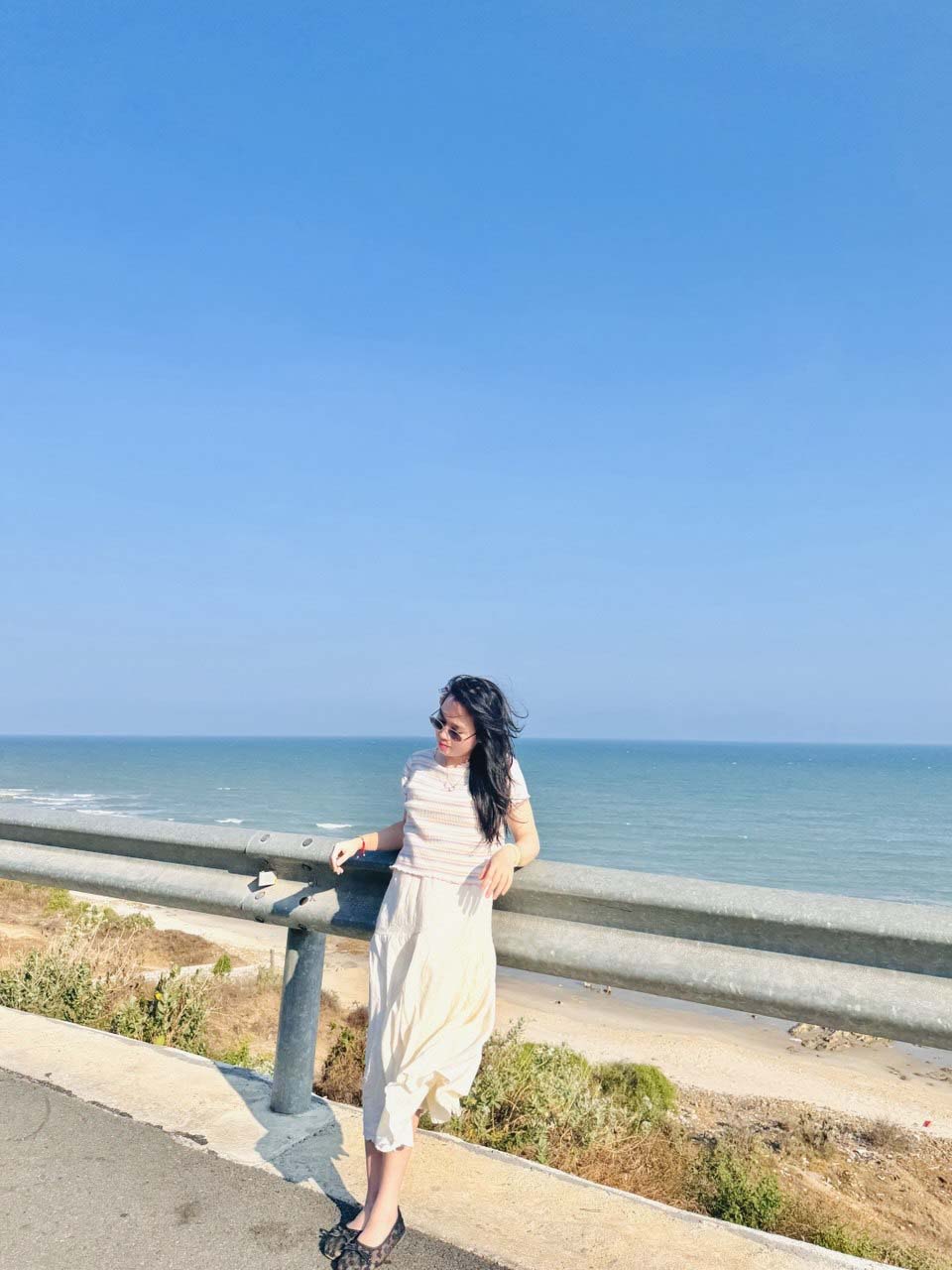 Nữ du khách lưu lại khoảnh khắc khi đứng trên con dốc thoai thoải hướng ra biển. Ảnh: Linh Boo