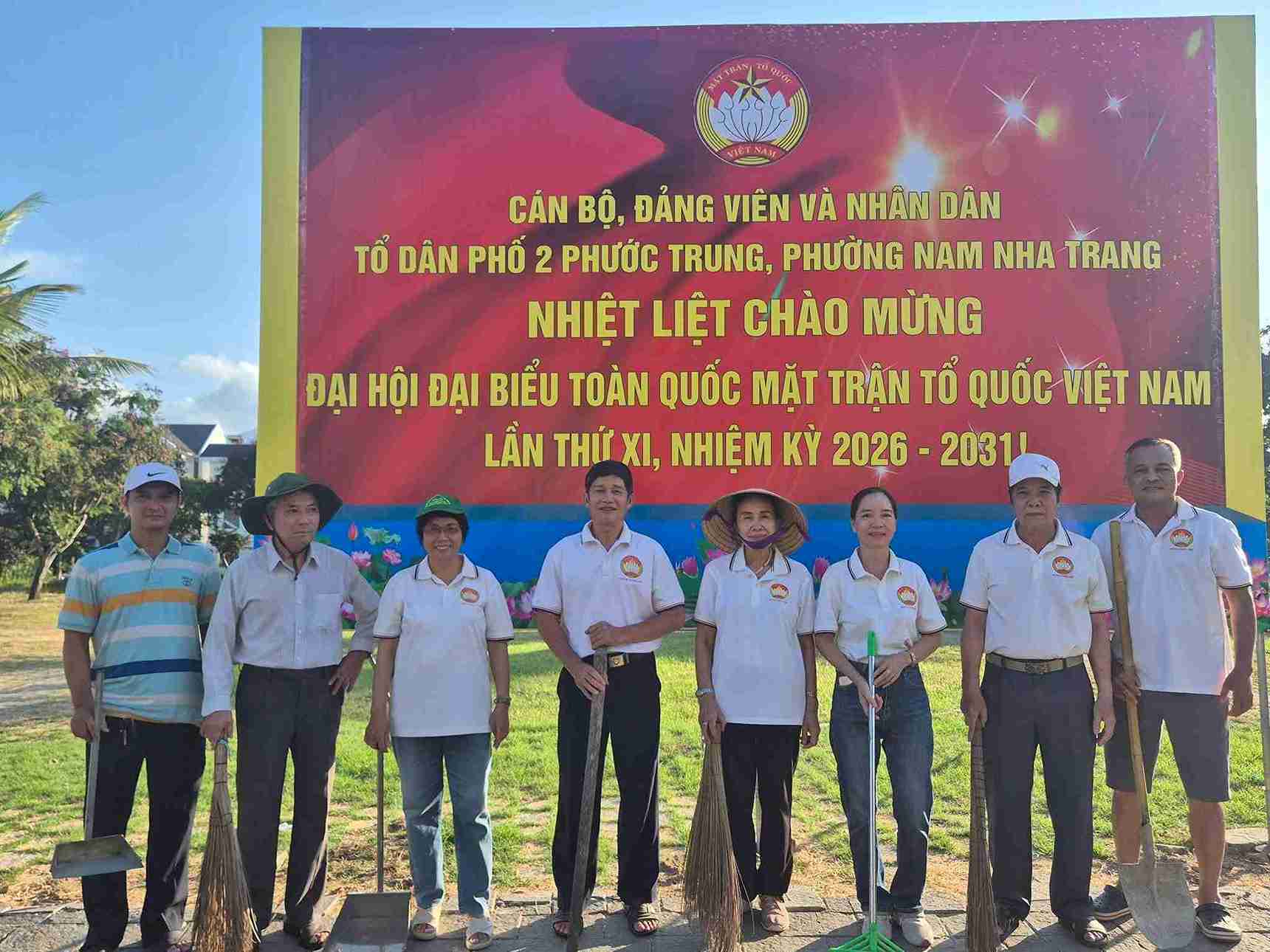 Front Working Committees in residential groups launch general environmental sanitation campaigns. Photo: Doan Ket