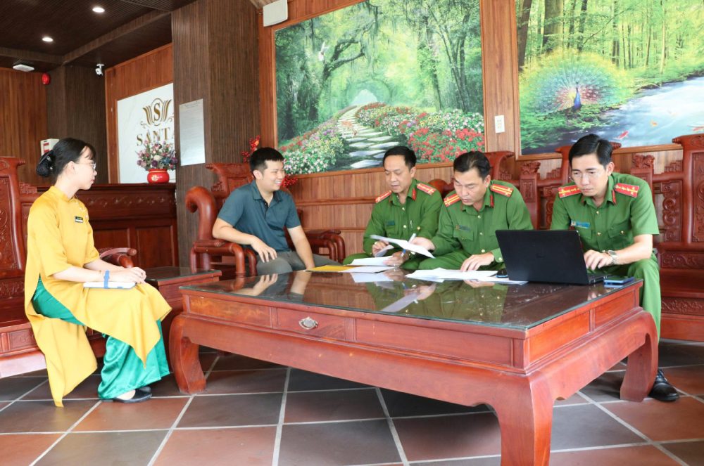 Cảnh sát Quản lý hành chính về trật tự xã hội Công an tỉnh An Giang tăng cường kiểm tra các cơ sở lưu trú trên địa bàn đặc khu Phú Quốc. Ảnh: Tiến Dũng 