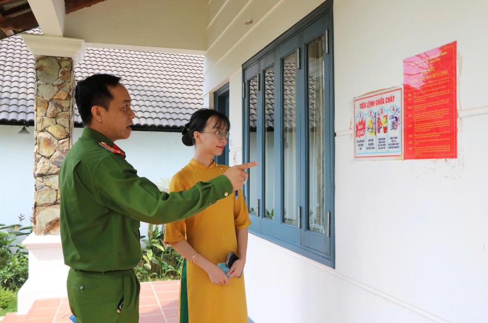 The Police Force for Administrative Management of Social Order strengthens inspections and tightens the management of residence, management of conditional business lines on security and order in Phu Quoc. Photo: Tien Dung