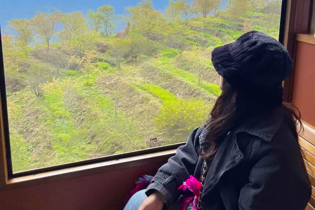 Some small tips can help reduce discomfort when traveling by long-distance vehicles. Photo: Trang Anh