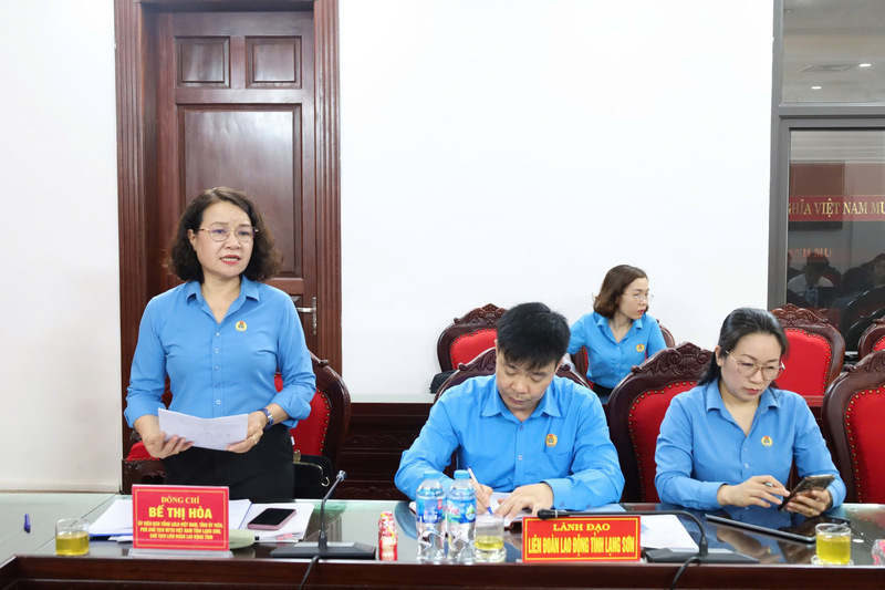 Lãnh đạo LĐLĐ tỉnh Lạng Sơn thảo luận về các vấn đề về phát triển đoàn viên và chăm lo đời sống người lao động. Ảnh: Khánh Linh