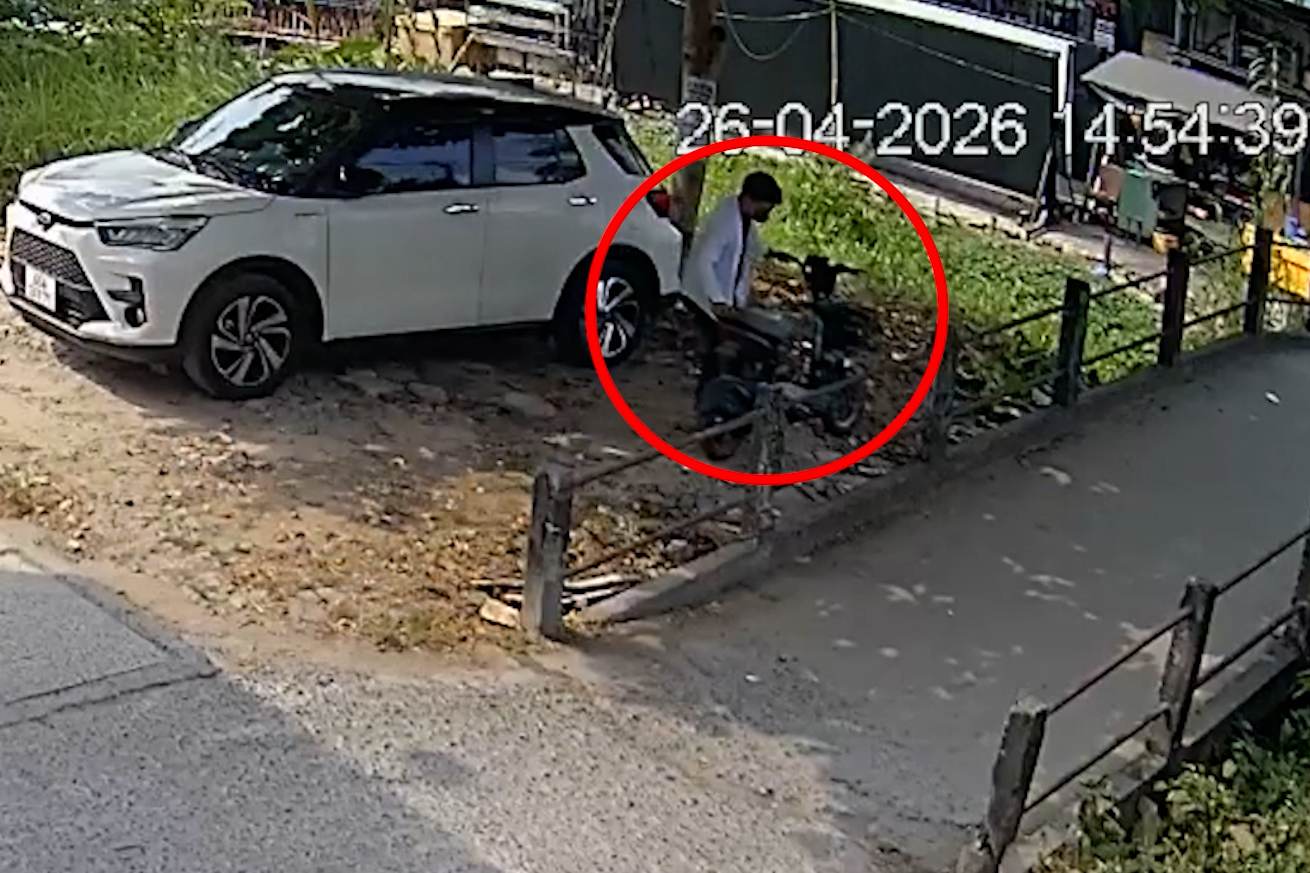 Đối tượng lấy chiếc xe đạp điện tại khu vực 6, phường Tân An, TP Cần Thơ. Ảnh: Công an Cần Thơ
