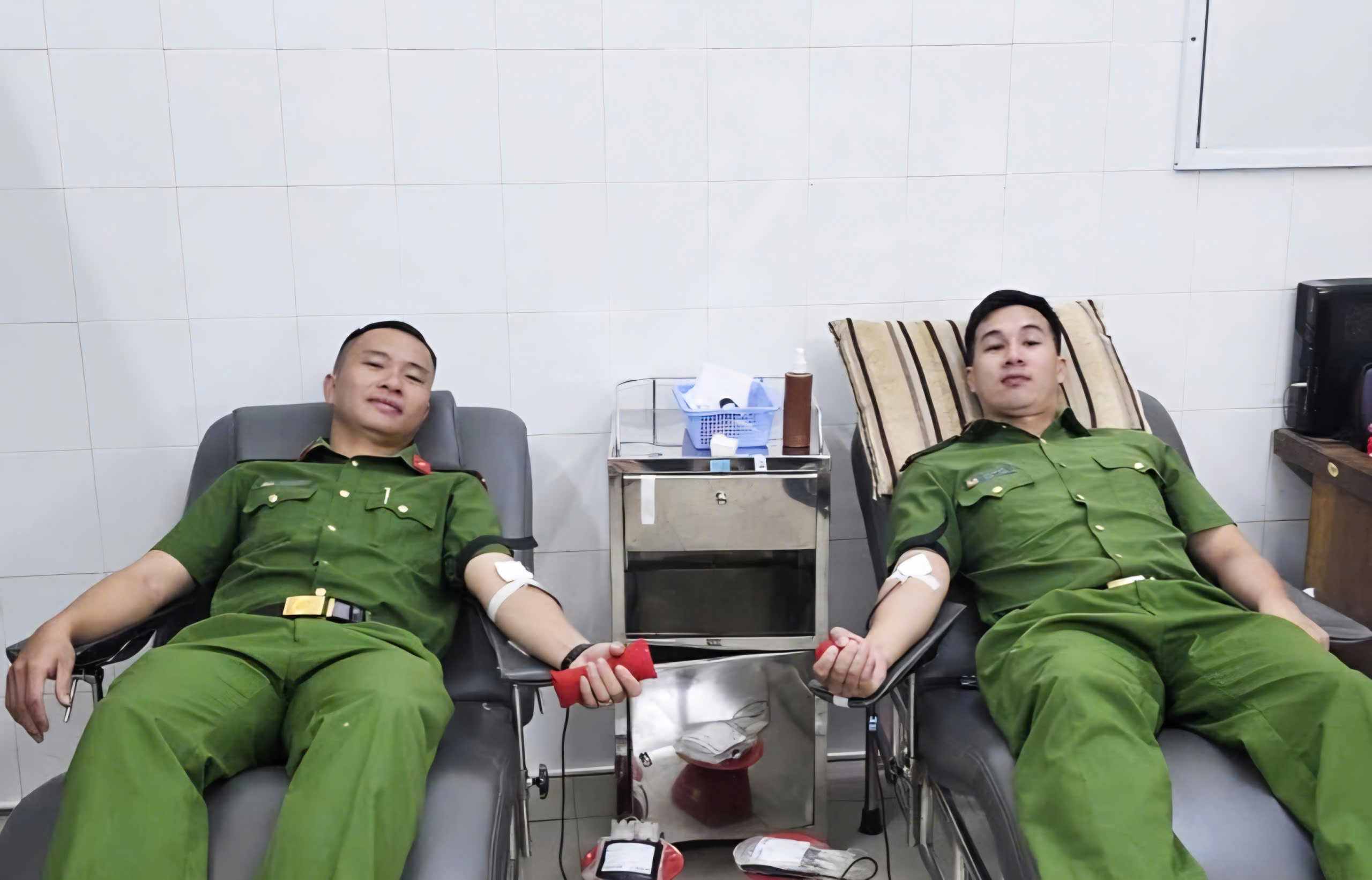 Cán bộ Công an xã Đinh Văn Lâm Hà vượt hơn 40km hiến máu cứu người. Ảnh: Công an cung cấp 