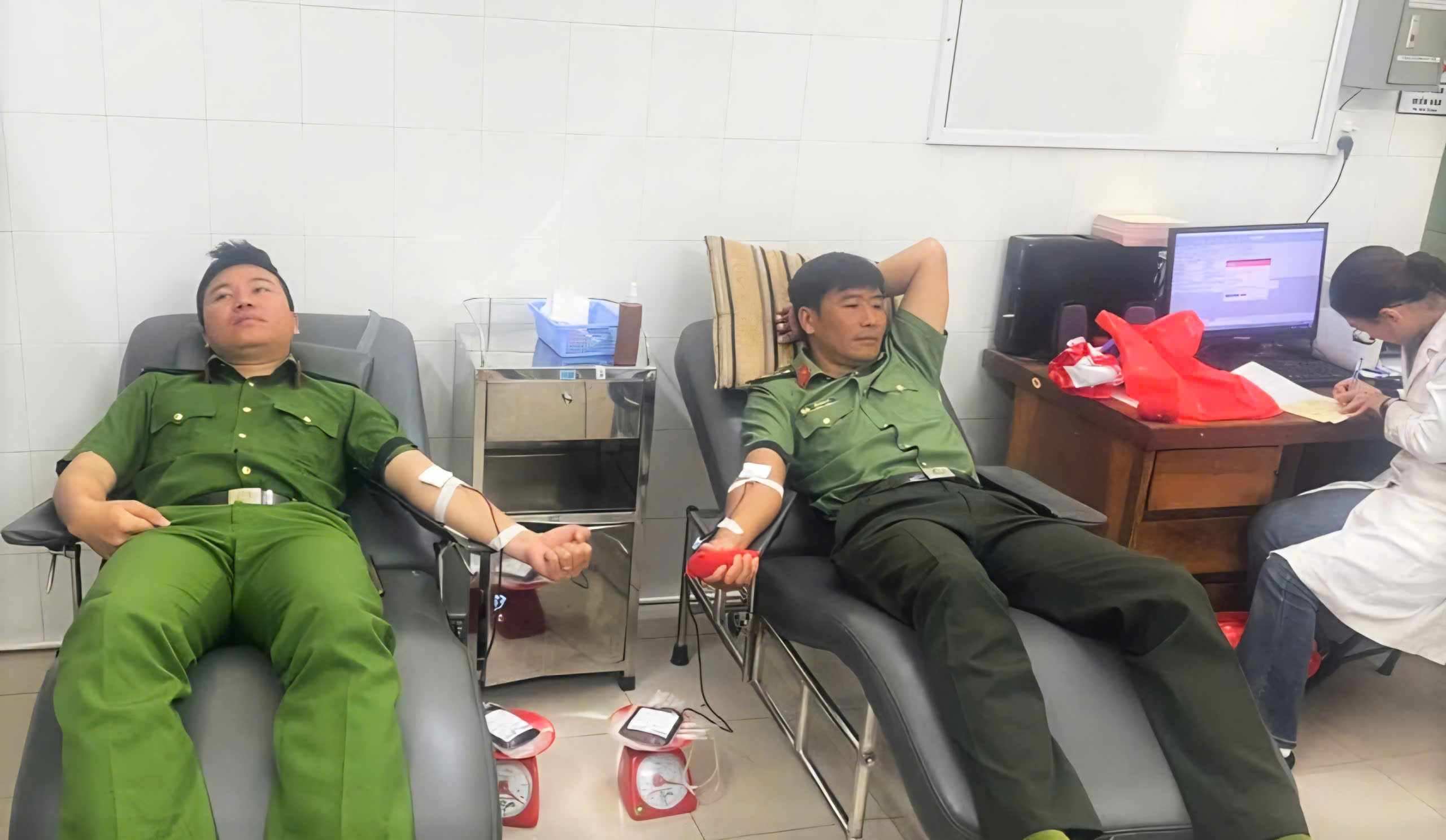 Police officers of Dinh Van Lam Ha commune travel dozens of kilometers to donate blood to save people. Photo: Police provided
