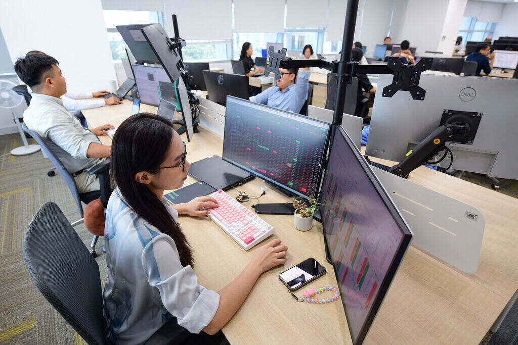Investors increase selling pressure on the stock market. Photo: Quang Dinh Kafi