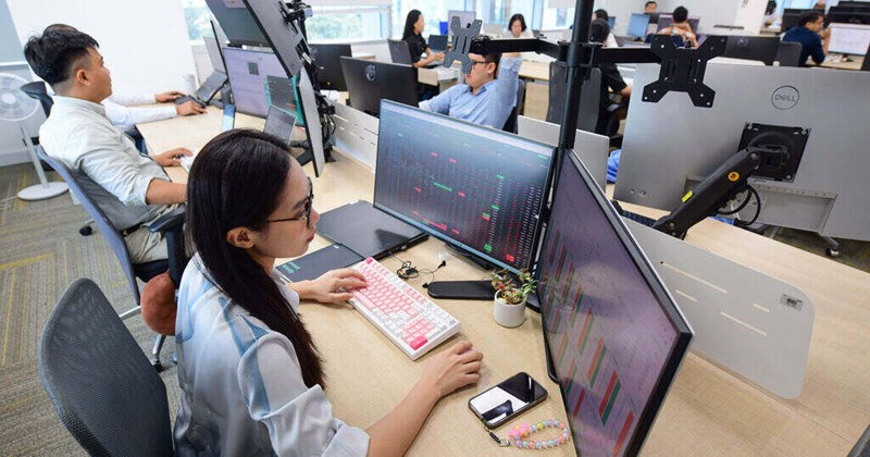 Áp lực từ nhóm cổ phiếu trụ cột đè nặng thị trường