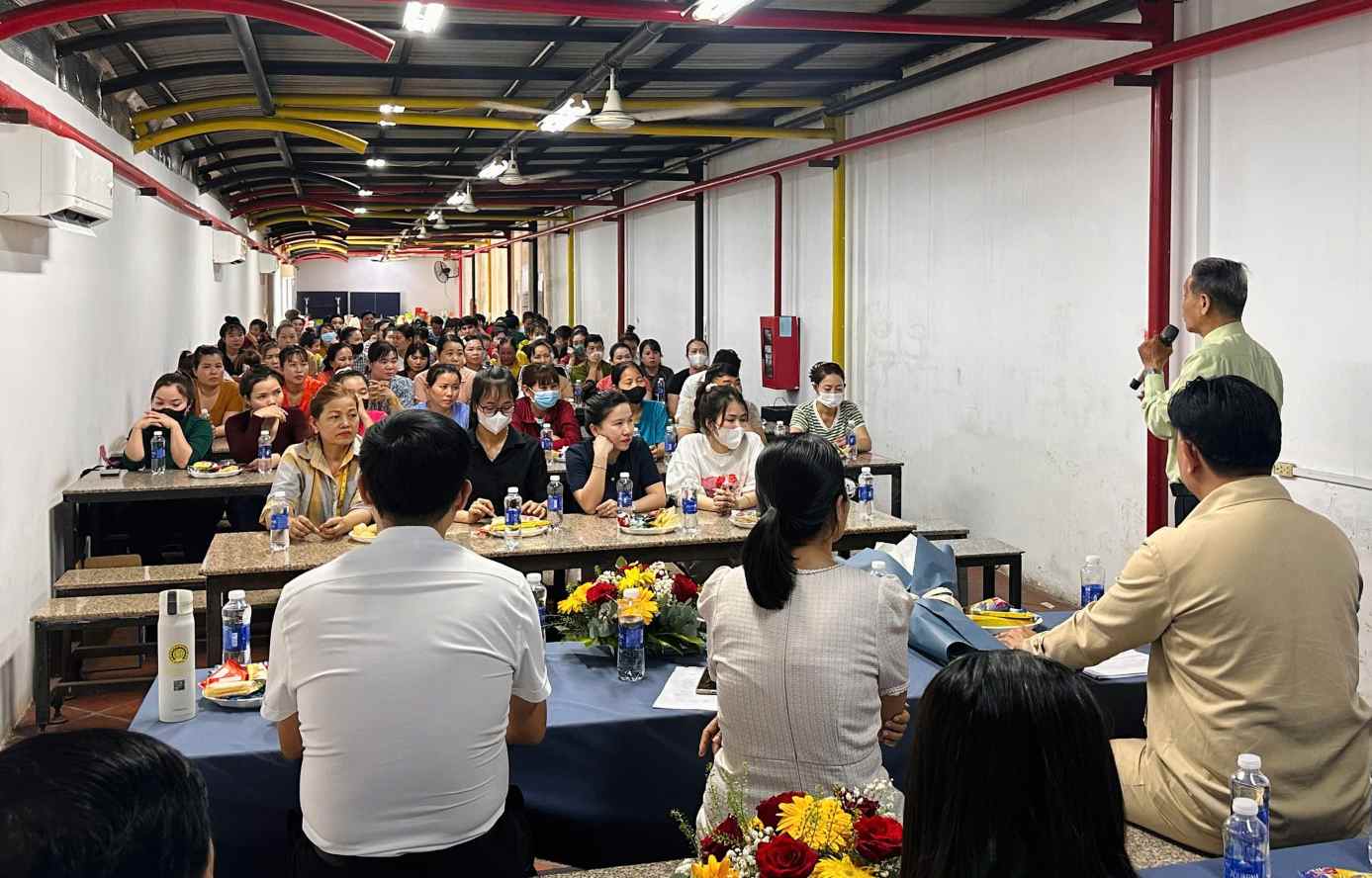 Chương trình tư vấn pháp lý cho hơn 100 thanh niên công nhân. Ảnh: 
