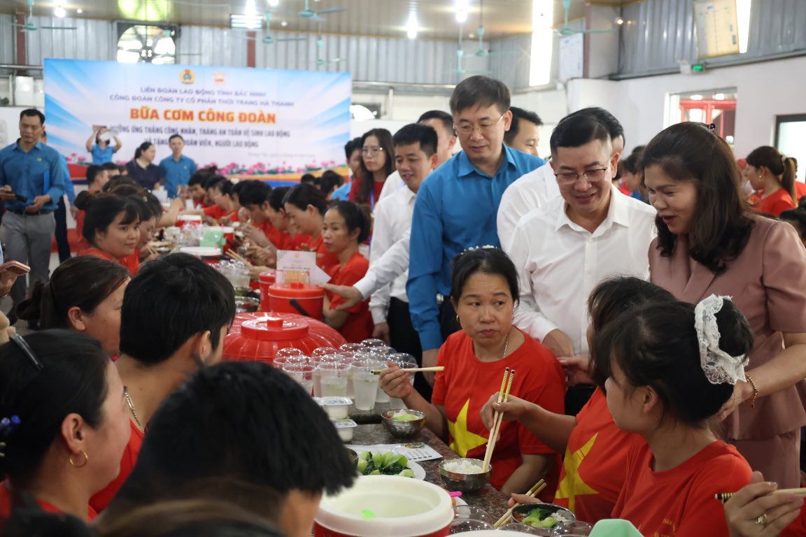 La vicepresidenta del Consejo Popular Provincial de Bắc Ninh, Lâm Thị Hương Thành, y los líderes de la Federación Laboral Provincial visitan a los trabajadores en la comida sindical. Foto: Quyết Chiến