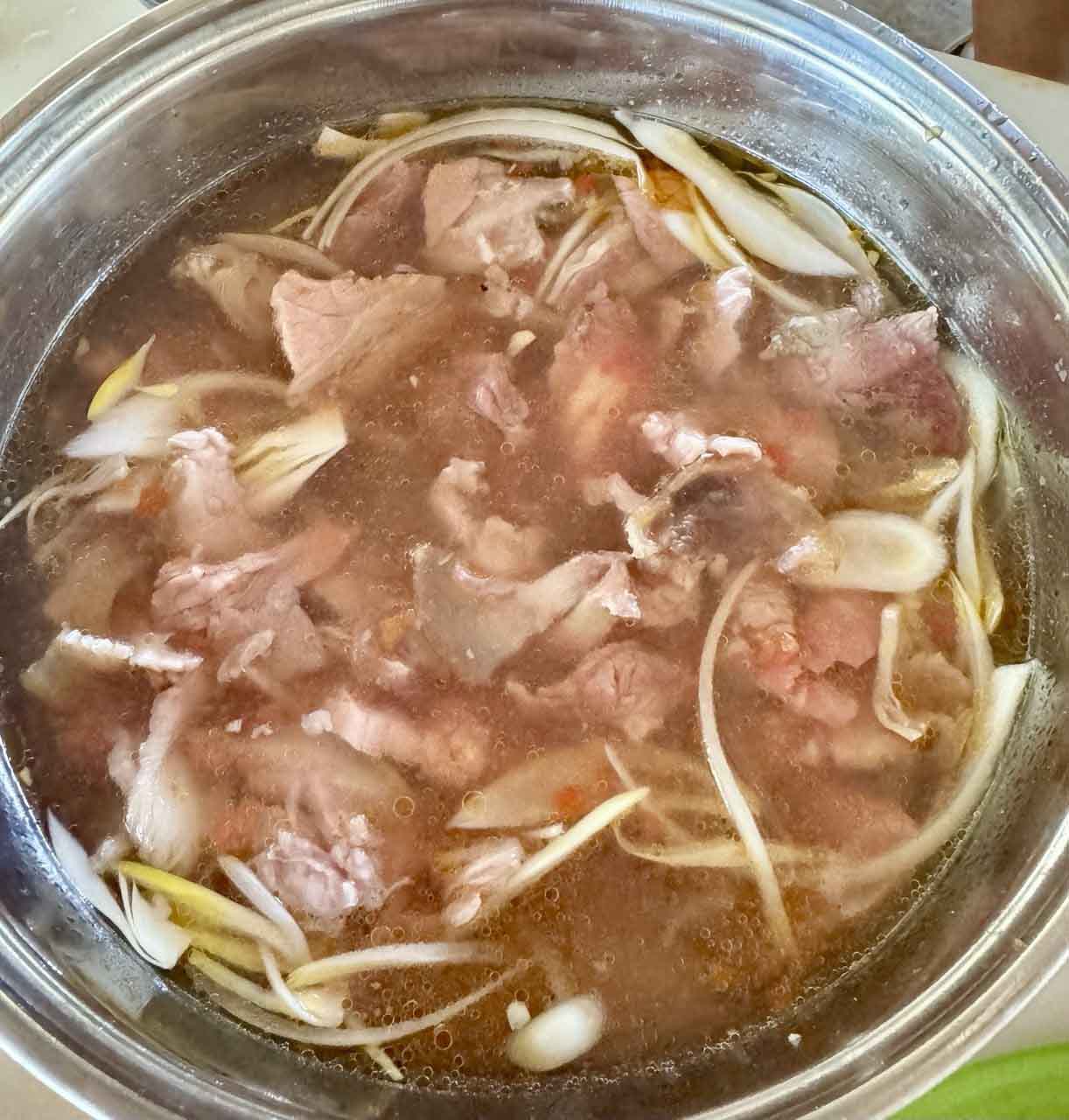 Thịt bò nhúng mẻ.