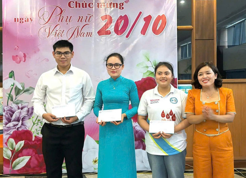 Chị Loan (bìa phải) trao quà, động viên đoàn viên người lao động. Ảnh: Thanh Tuấn 