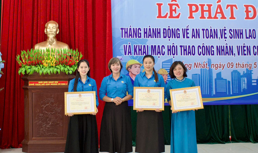 Con muchas iniciativas para los trabajadores de la industria médica, la Sra. Loan (ao dai, portada derecha) recibió un Certificado de Mérito de la Federación Laboral de la provincia de Gia Lai. Foto: Thanh Tuan