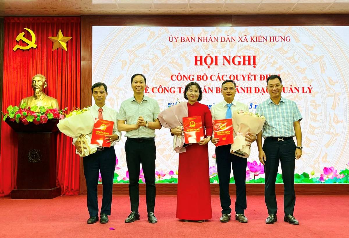 Xã Kiến Hưng công bố quyết định về công tác cán bộ. Ảnh: Thông tin xã Kiến Hưng
