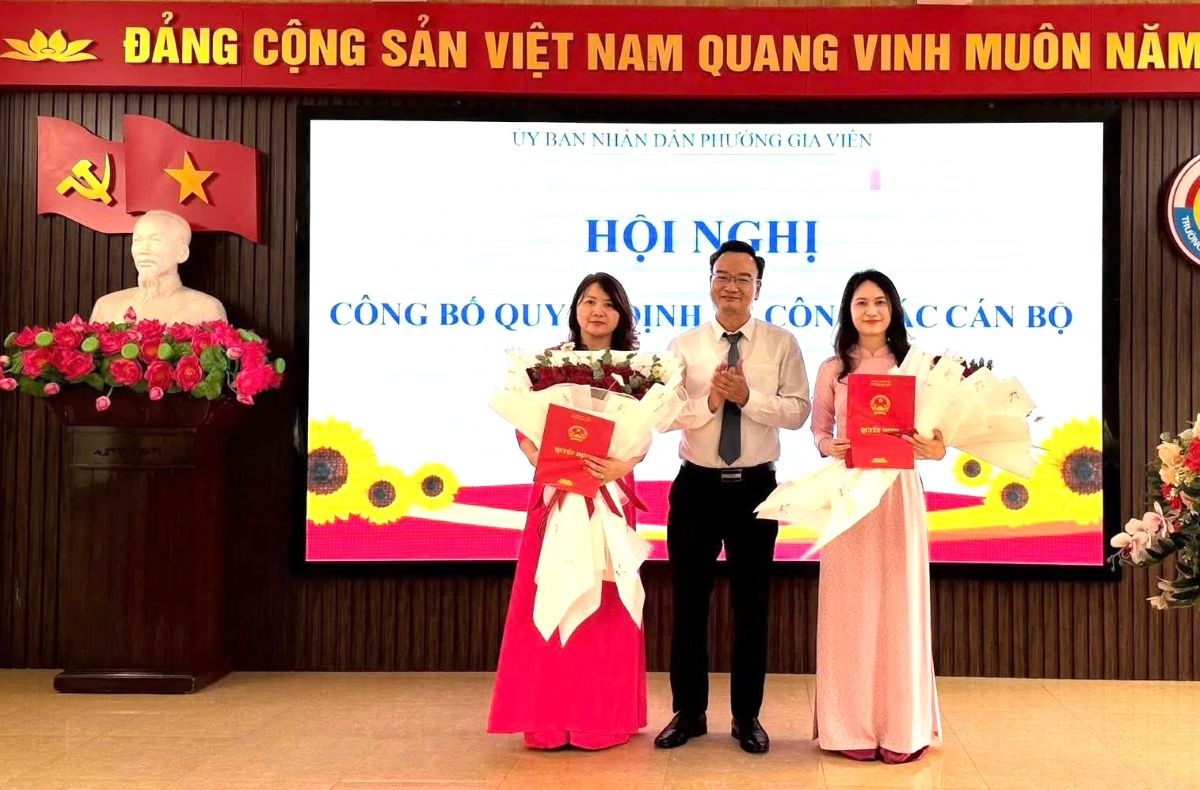 Gia Vien Ward announces the decision to transfer and appoint leaders to manage public educational non-business units. Photo: Gia Vien Ward e-Portal