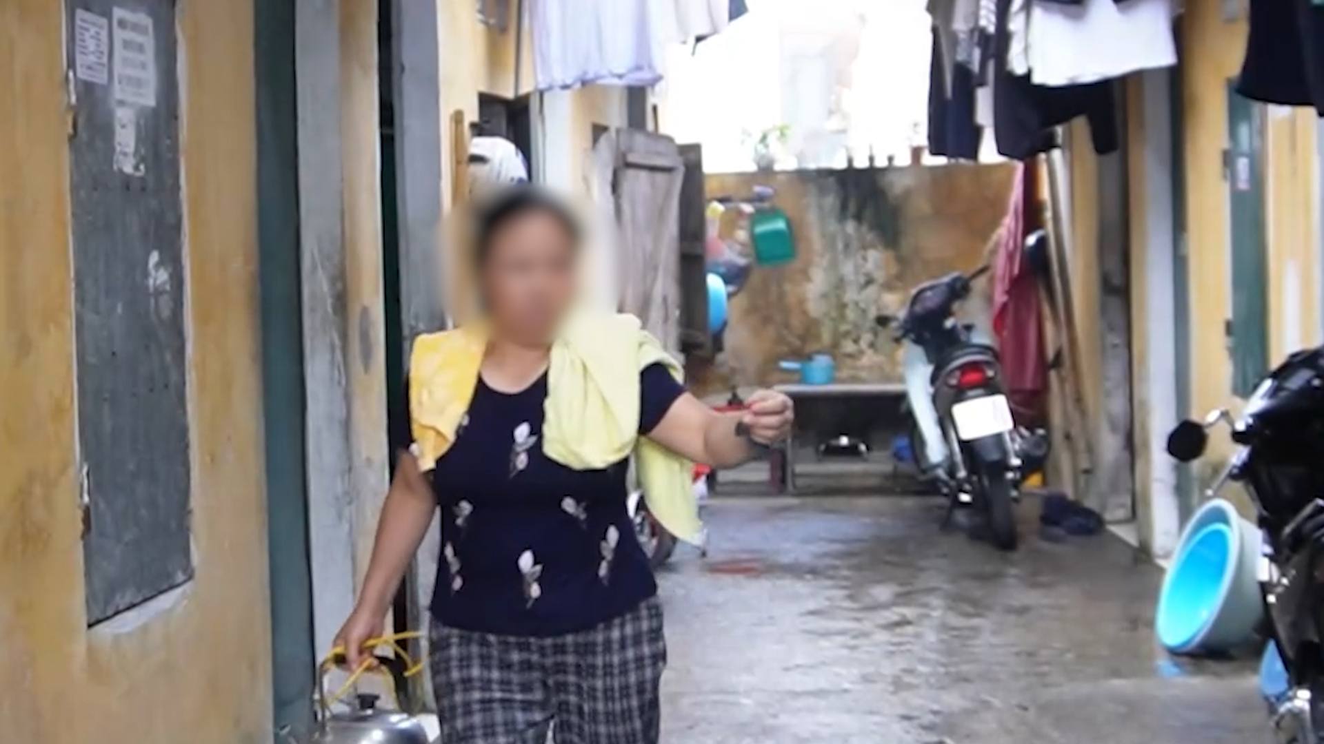 Bà Nguyễn Thị T mong giá điện, nước tại các khu trọ sớm được quản lý chặt chẽ, thu đúng quy định để giảm bớt gánh nặng chi phí cho công nhân. Ảnh: Hoàng Khôi 