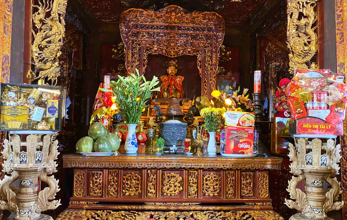 Đền Trần Hưng Đạo do nhân dân xây dựng để thờ Anh hùng dân tộc Quốc công Tiết chế Hưng Đạo Đại Vương Trần Quốc Tuấn - người làm nên chiến thắng Bạch Đằng lịch sử năm 1288 trên chính mảnh đất đã diễn ra trận chiến đó. Ngoài chủ thần chính của đền, để tưởng nhớ công lao sinh thành dưỡng dục Trần Quốc Tuấn, nhân dân còn thờ Vương Phụ, Vương Mẫu (cha, mẹ Trần Quốc Tuấn), hai cô con gái của ông là Đệ Nhất Vương Cô và Đệ Nhị Vương Cô. Ảnh: Nguyễn Huệ