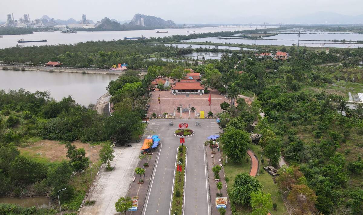 Đến với đền Trần Hưng Đạo, điều đầu tiên cảm nhận ở nơi đây một không gian rộng lớn thoáng đãng, tĩnh mịch và tôn nghiêm, tương xứng với tầm vóc và giá trị của di tích. Phía ngoài cổng đền là khu đất rộng bằng phẳng, có bia đá chỉ dẫn, giới thiệu di tích và con đường đôi trải nhựa dài thẳng tắp vào đền. Ảnh: Nguyễn Huệ