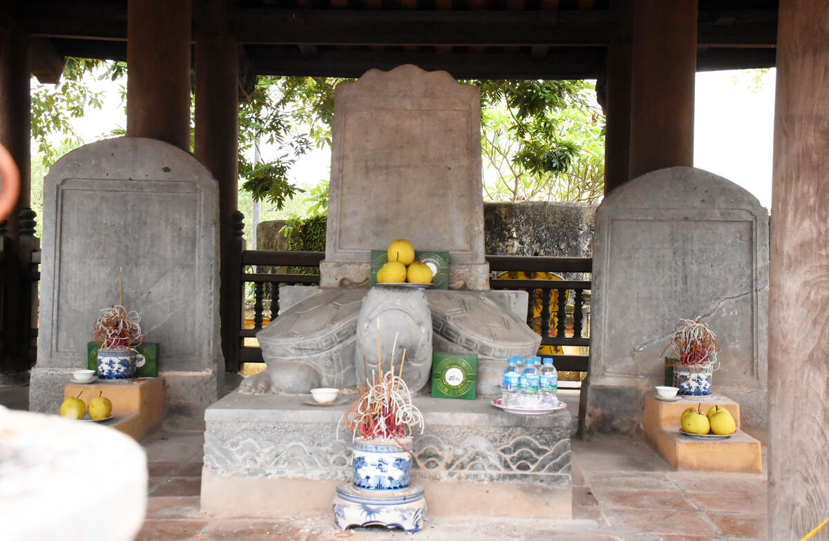 Trong nhà bia có ba tấm bia đá xanh: Bia“Bạch Đằng linh từ bia ký” (Bài ký bia đền Bạch Đằng), làm năm Bảo Đại thứ 17 (1942), ghi lại năm di chuyển đền Trần Hưng Đạo từ Làng Rừng về vị trí hiện nay. Bia “Tu lý hưng công” (bia hưng công), làm năm Bảo Đại thứ 17 (1942) và bia “Thập phương công đức bi” (bia công đức) không ghi năm làm bia, ghi lại tên của những người trong xã Yên Hưng cúng ruộng, tiền tu sửa đền Trần Hưng Đạo và miếu Vua Bà. Ảnh: Nguyễn Huệ