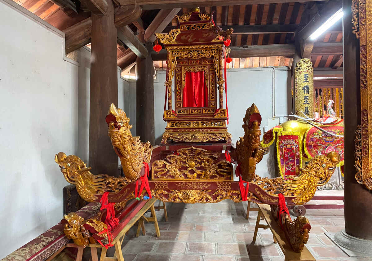 Trong đền có lưu giữ 9 đạo sắc phong của các vua triều Nguyễn, bộ kiệu bát cống. Ảnh: Nguyễn Huệ 