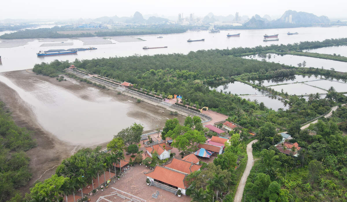 Đền tọa lạc trên doi đất cổ. Phía tây giáp miếu Vua Bà, cây quếch cổ thụ, bến đò Rừng cổ và sông Bạch Đằng. Đây là trung tâm Khu di tích chiến thắng Bạch Đằng năm 1288. Ảnh: Nguyễn Huệ