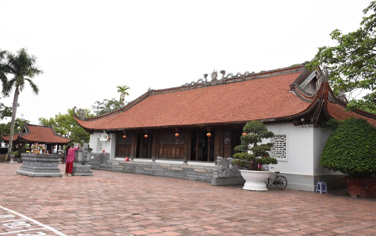 Quay hướng nam, kiến trúc kiểu chữ “Đinh”, gồm tiền đường, bái đường và hậu cung. Ảnh: Nguyễn Huệ