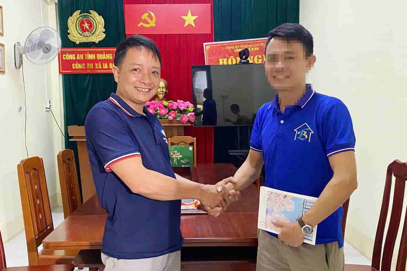 Mr. Sang (left cover) returns 1 billion VND due to Mr. B's mistaken transfer. Photo: Police