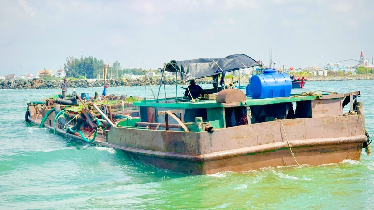Tàu nạo vét tại cửa cảng La Gi. Ảnh: Hắc Long