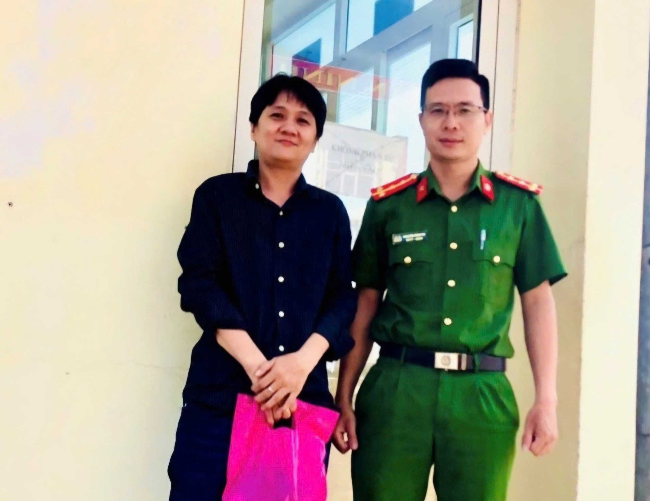 Nam Gia Nghia Ward Police support the return of money to the wrongly transferred person. Photo: Police provided