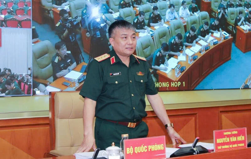 Senior Lieutenant General Nguyen Van Hien - Member of the Party Central Committee, Deputy Minister of National Defense - requested units and agencies to continue to support schools in implementing solutions to ensure information security and data confidentiality. Photo: Ministry of National Defense