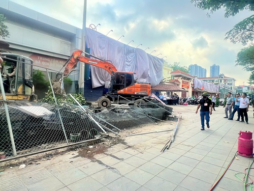 Phú Diễn cưỡng chế “điểm nóng” lấn chiếm đất công. Ảnh: Minh Hạnh 