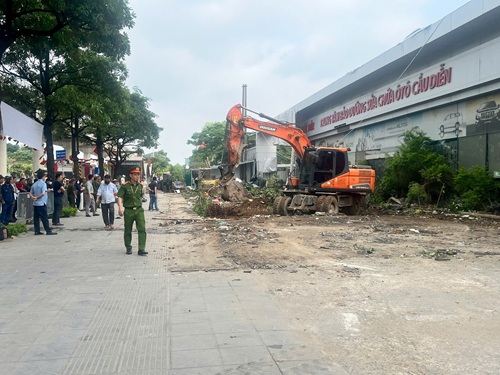 Phú Diễn cưỡng chế “điểm nóng” lấn chiếm đất công. Ảnh: Minh Hạnh 