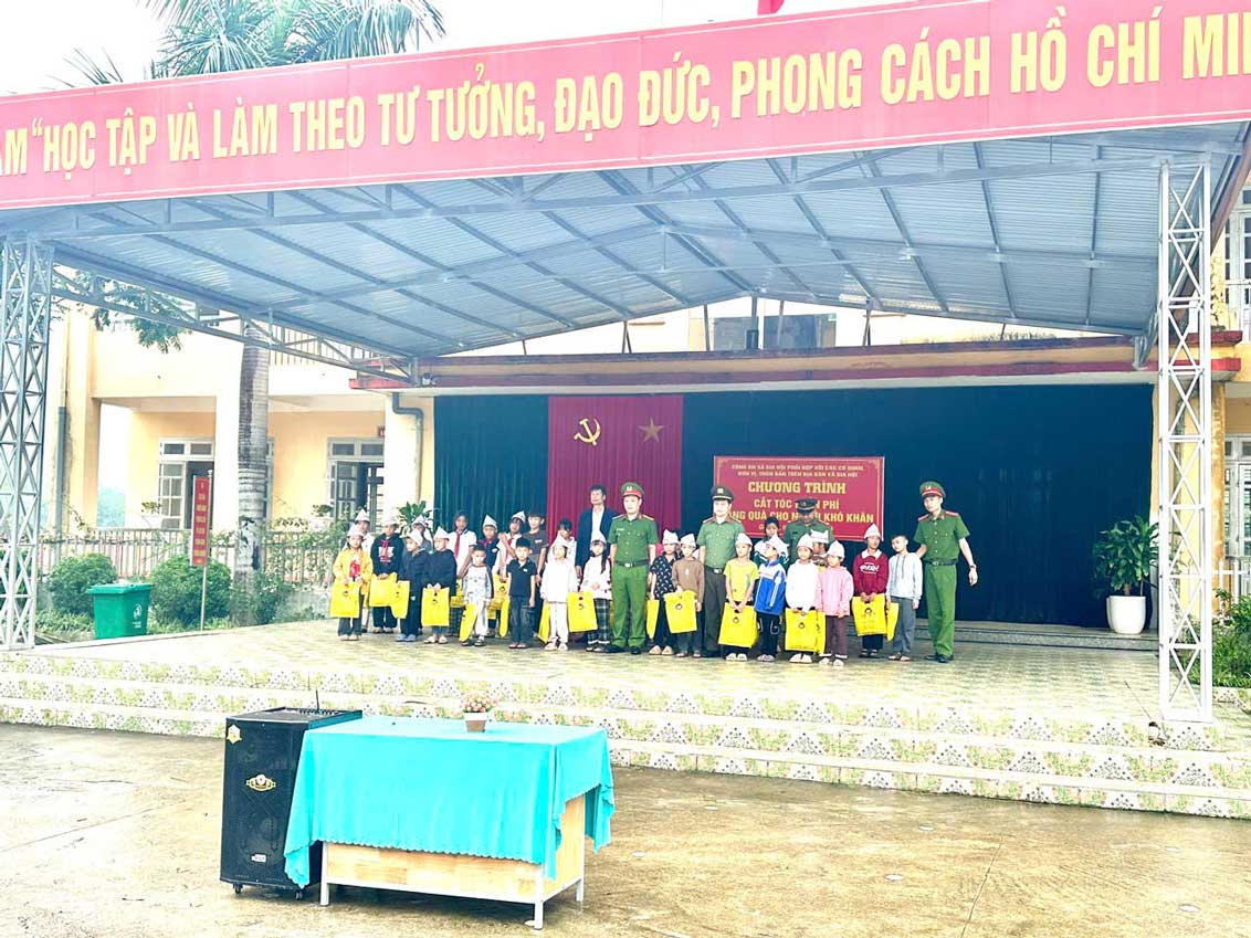 Công an xã Gia Hội phối hợp tổ chức trao quà cho học sinh có hoàn cảnh khó khăn trên địa bàn.