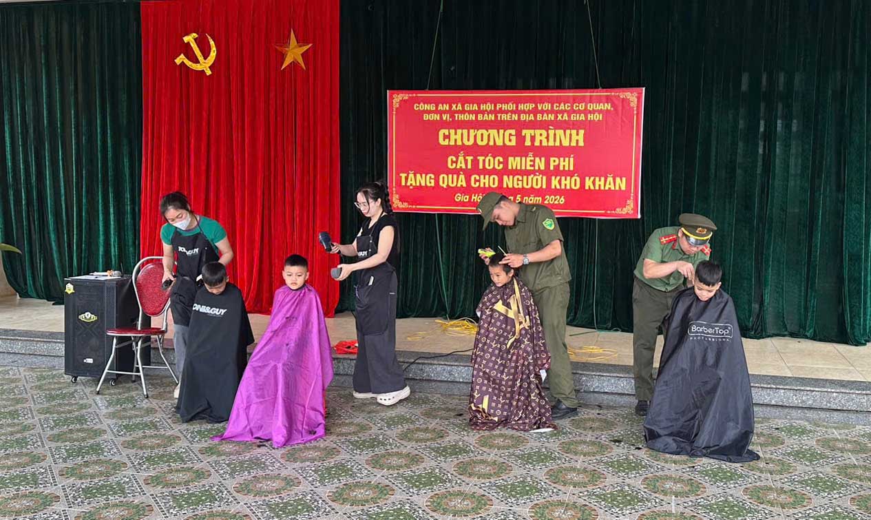 Học sinh tại xã Gia Hội được cắt tóc miễn phí trong chương trình sẻ chia yêu thương do Công an xã phối hợp tổ chức.