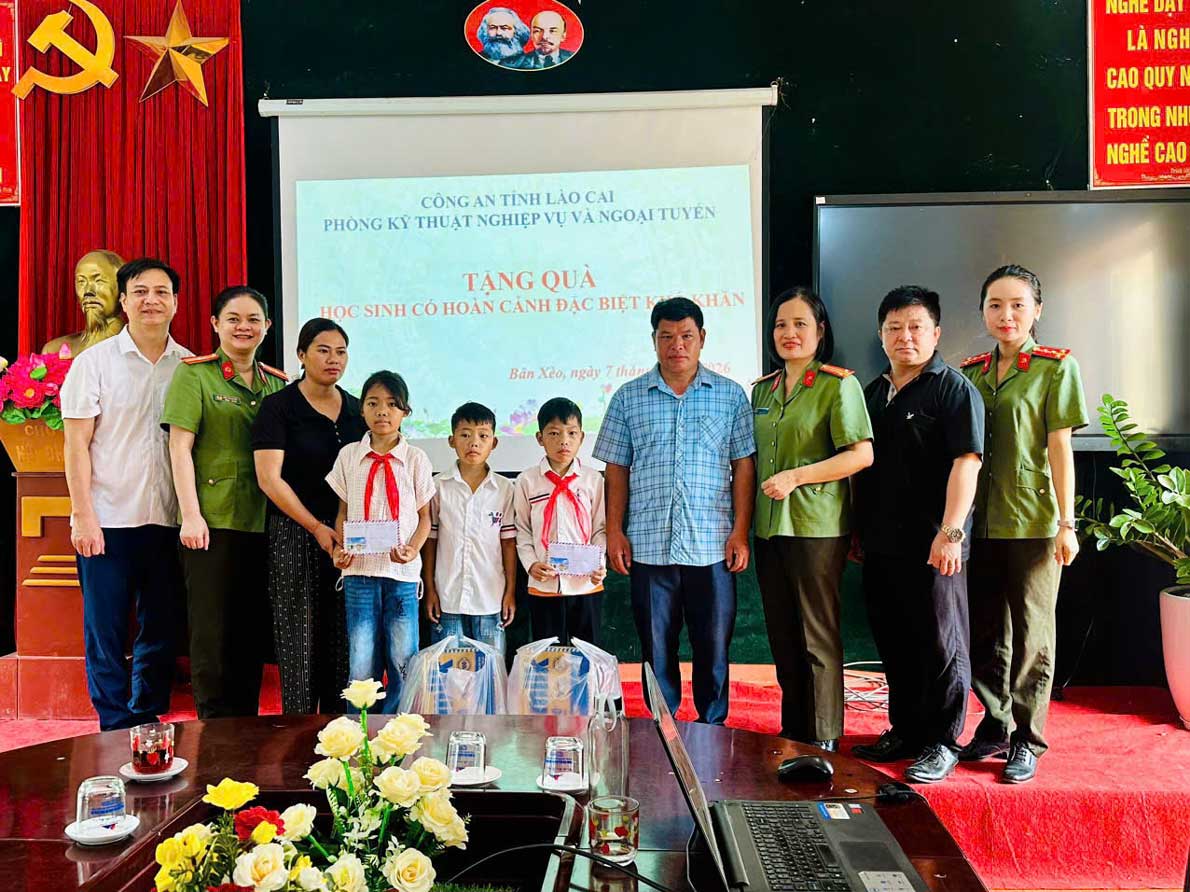 Phòng Kỹ thuật nghiệp vụ và ngoại tuyến Công an tỉnh tặng quà học sinh có hoàn cảnh khó khăn