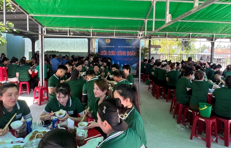Un gran número de trabajadores asisten a una cálida comida sindical. Foto: Nguyen Nghia