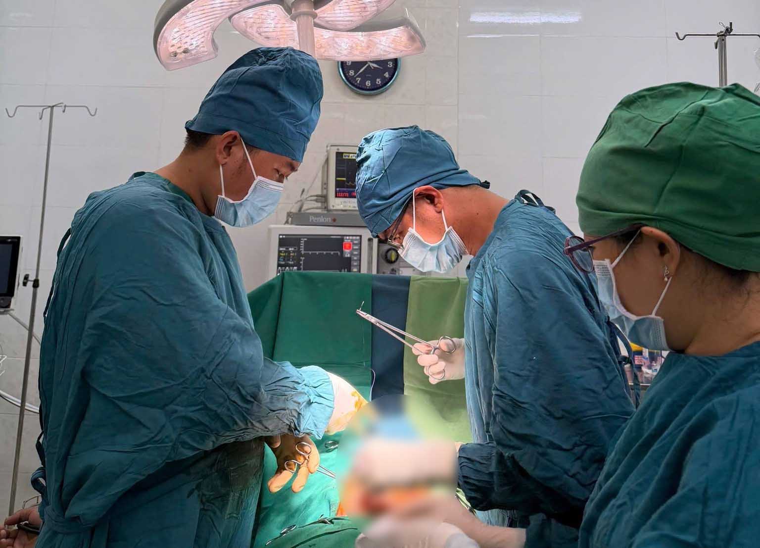 Doctors have just successfully operated on a rare appendicitis in the Ninh Hoa area. Photo: Hospital provided