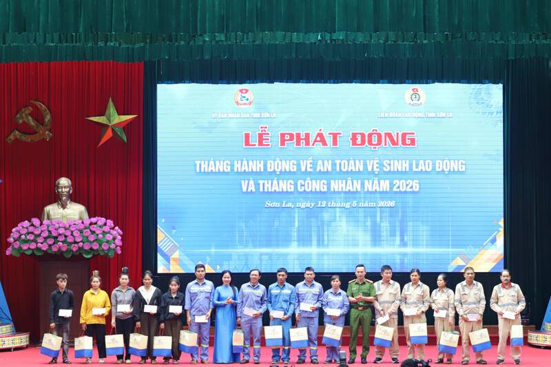 Liên đoàn Lao động tỉnh Sơn La tặng quà cho đoàn viên, người lao động có hoàn cảnh khó khăn, mắc bệnh hiểm nghèo, bị tai nạn lao động và bệnh nghề nghiệp. Ảnh: Trường Sơn