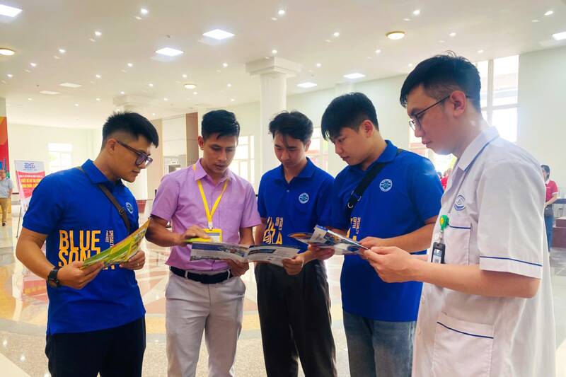 Tư vấn an toàn vệ sinh lao động và phòng chống các bệnh nghề nghiệp tại Lễ phát động. Ảnh: Trường Sơn