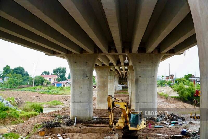 Trang thiết bị máy móc được huy động để triển khai dự án. Ảnh: Việt Bắc