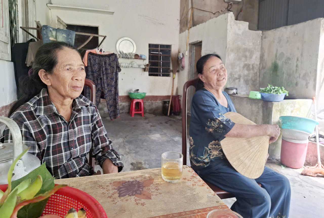 Người dân chia sẻ mong muốn sớm có quyết định cuối cùng về mỏ sắt Thạch Khê. Ảnh: Trần Tuấn.